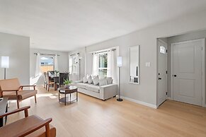 Luxury Modern Retreat w Spacious Yard Premium Comfort