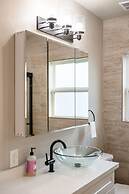 Luxury Modern Retreat w Spacious Yard Premium Comfort