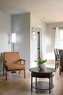 Luxury Modern Retreat w Spacious Yard Premium Comfort