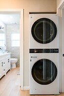 Luxury Modern Retreat w Spacious Yard Premium Comfort