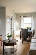 Luxury Modern Retreat w Spacious Yard Premium Comfort