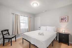 Luxury Modern Retreat w Spacious Yard Premium Comfort