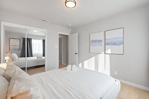 Luxury Modern Retreat w Spacious Yard Premium Comfort