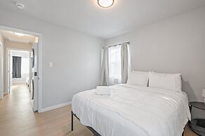 Luxury Modern Retreat w Spacious Yard Premium Comfort