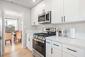 Luxury Modern Retreat w Spacious Yard Premium Comfort