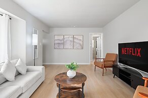 Luxury Modern Retreat w Spacious Yard Premium Comfort