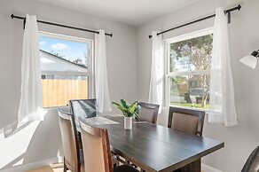 Luxury Modern Retreat w Spacious Yard Premium Comfort