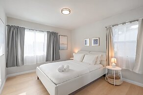 Luxury Modern Retreat w Spacious Yard Premium Comfort