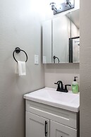 Luxury Modern Retreat w Spacious Yard Premium Comfort