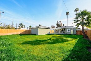 Luxury Modern Retreat w Spacious Yard Premium Comfort