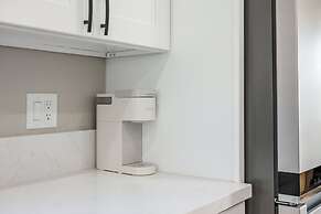 Luxury Modern Retreat w Spacious Yard Premium Comfort