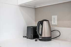 Luxury Modern Retreat w Spacious Yard Premium Comfort