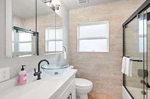 Luxury Modern Retreat w Spacious Yard Premium Comfort