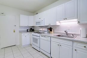 Crystal City Condo w Top Amenities
