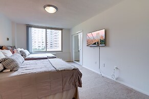 Crystal City Condo w Top Amenities