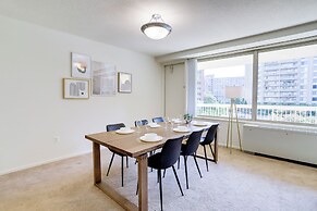 Crystal City Condo w Top Amenities