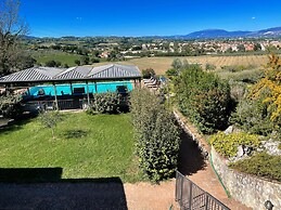 Spoleto Poolside - apt Sleeps 4 on Beautiful Campus - 1 km max Spoleto