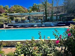 Spoleto Poolside - apt Sleeps 4 on Beautiful Campus - 1 km max Spoleto