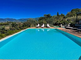 Spoleto Poolside - apt Sleeps 4 on Beautiful Campus - 1 km max Spoleto