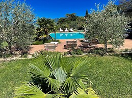 Spoleto Poolside - apt Sleeps 4 on Beautiful Campus - 1 km max Spoleto