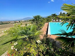 Spoleto Poolside - apt Sleeps 4 on Beautiful Campus - 1 km max Spoleto