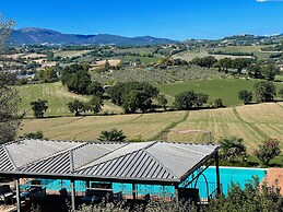 Spoleto Poolside - apt Sleeps 4 on Beautiful Campus - 1 km max Spoleto