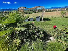 Spoleto Poolside - apt Sleeps 4 on Beautiful Campus - 1 km max Spoleto