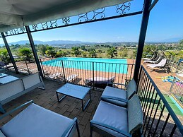 Spoleto Poolside - apt Sleeps 4 on Beautiful Campus - 1 km max Spoleto