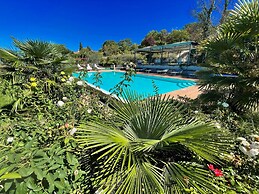 Spoleto Poolside - apt Sleeps 4 on Beautiful Campus - 1 km max Spoleto