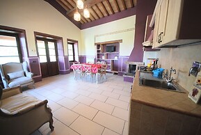 Spoleto Poolside - apt Sleeps 4 on Beautiful Campus - 1 km max Spoleto