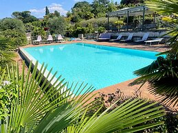 Spoleto Poolside - apt Sleeps 4 on Beautiful Campus - 1 km max Spoleto
