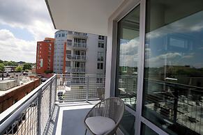 Clarendon Apt Near Subway