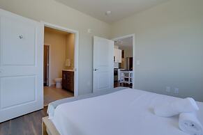 Spacious 2BR Apt with Den W Balcony