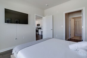 Spacious 2BR Apt with Den W Balcony