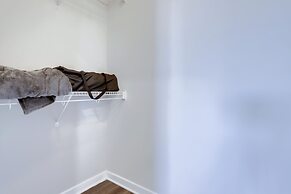 Spacious 2BR Apt with Den W Balcony