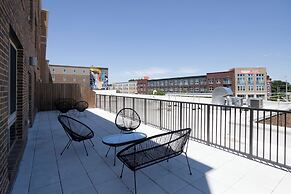 Spacious 2BR Apt with Den W Balcony