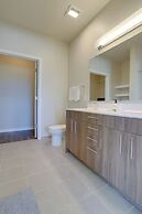 Spacious 2BR Apt with Den W Balcony