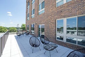 Spacious 2BR Apt with Den W Balcony