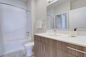 Spacious 2BR Apt with Den W Balcony