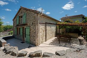 Pretty Holiday Home in Courry With Swimming Pool