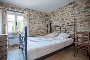 Pretty Holiday Home in Courry With Swimming Pool