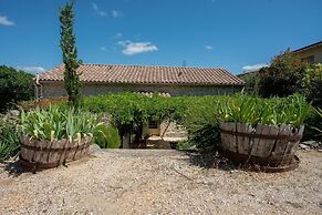 Pretty Holiday Home in Courry With Swimming Pool