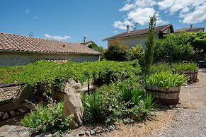Pretty Holiday Home in Courry With Swimming Pool