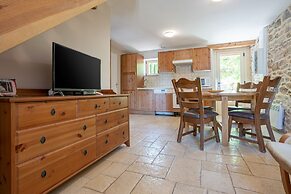 Pretty Holiday Home in Courry With Swimming Pool