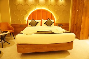 Hotel Regalia Suites