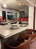 Gloucester - 3 Bed House - Sleeps 7 - Pet Friendly