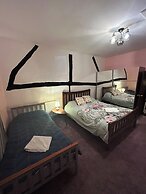 Gloucester - 3 Bed House - Sleeps 7 - Pet Friendly