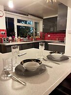 Gloucester - 3 Bed House - Sleeps 7 - Pet Friendly