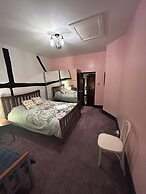 Gloucester - 2 Bed House - Sleeps 7 - Pet Friendly