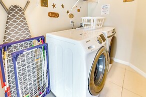 13 Mi to Wdw: Family-friendly Home w/ Gas Grill!